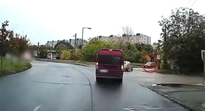 Centiken múló balesetek: három vérfagyasztó jelenet az utakról - videó