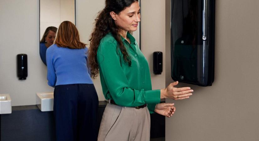 Könnyebben használható és gazdaságosabb az új Tork PeakServe automata papír kéztörlője