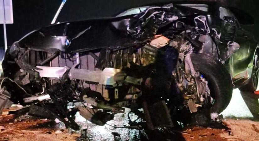 Brutális ütközés: alig maradt valami a Škodából, aminek egy BMW hajtott neki szemből