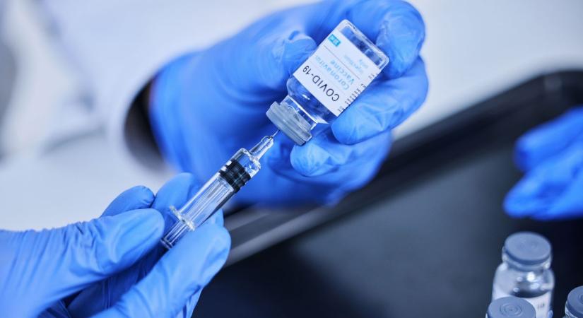 Megérkezett a legújabb koronavírus elleni védőoltás: érdemes már most beadni, hogy biztonságban teljen a karácsony