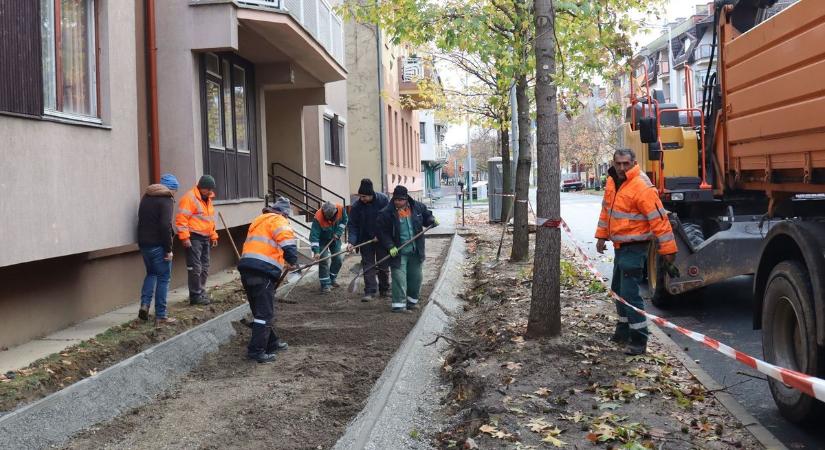 Ebben a városban nemcsak az úttestet, hanem a járdát is az alapoktól építik újjá (galéria, videó)