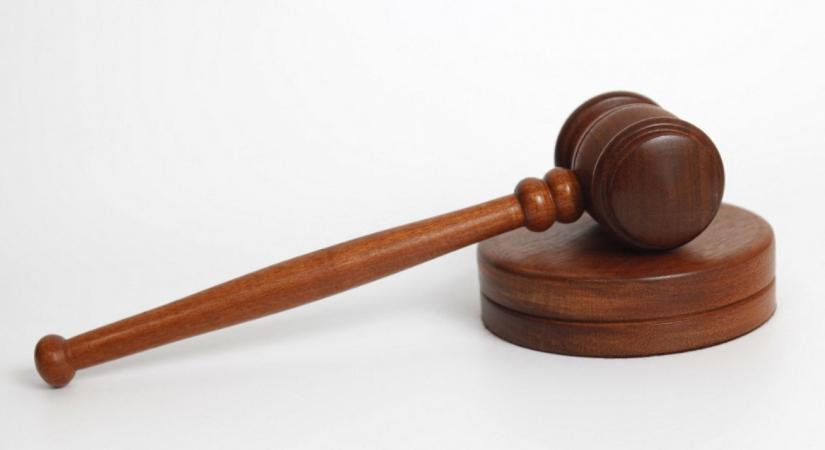 A debreceni törvényszék szerint csak erkölcstelen volt a serdülő lányok mellét érintő hittantanár pap, nem volt szexuális szándéka