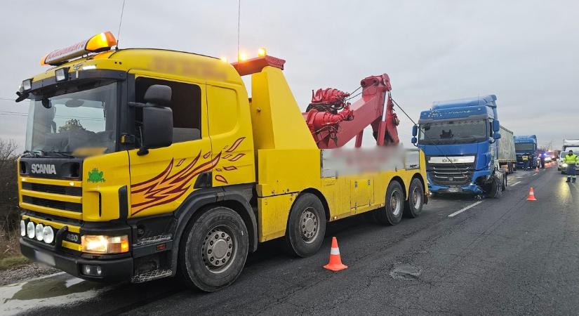 Még a kereke is kitört, akkora volt az ütközés – fotók a karcagi kamionbaleset helyszínéről