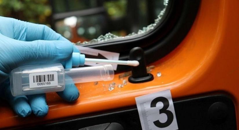 Elképesztő autófeltöréssorozat: országszerte fosztogatott a duó, esztergomi rendőrök kapták le őket fotók