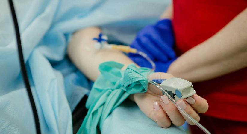 Pánikgomb és kamerák a kórházban: nőhet a biztonság, vagy csak az intim szféránk kerül veszélybe?