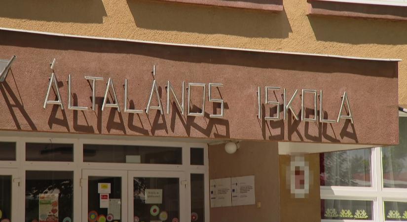 Szexuális bűncselekménnyel vádolták, hajhúzásért büntették a papot