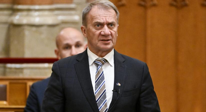 Pert nyert a DK, az Államadósság Kezelő Központnak ki kell adnia a kínai gigahitel részleteit