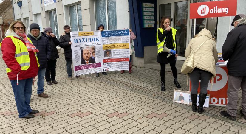 Szöllősi Emesének is üzentek Promenád előtt tartott demonstráción