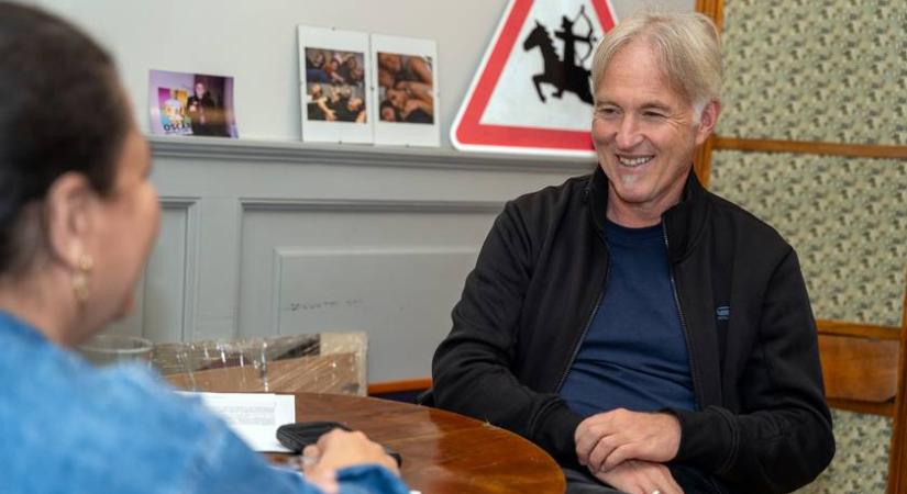 Be akarta fejezni a filmezést, majd rekordott döntött – interjú Herendi Gáborral a Szenvedélyes nőkről