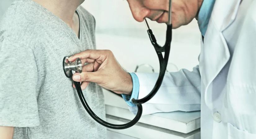 11 éves fiú halt meg órákkal azután, hogy az orvos hazaküldte: „csak egy vírus”