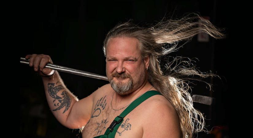 Olajos kezek, érző szívek és jóféle humor: íme a csepeli kohászok jótékonysági naptára