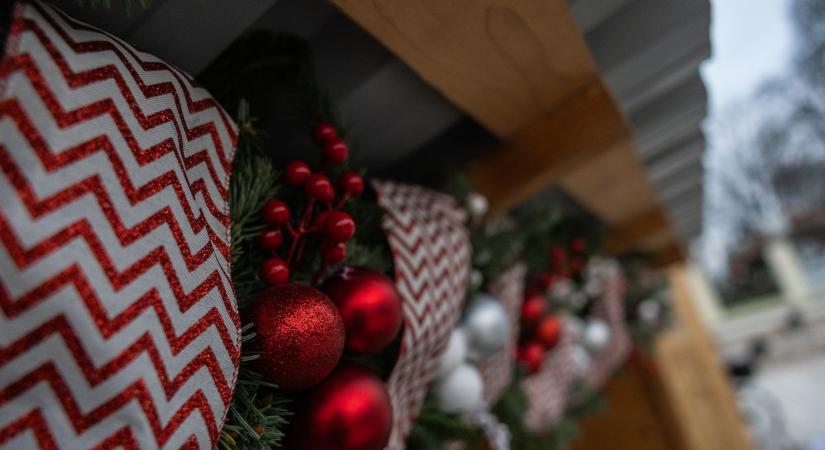 Ünnepi hangulatba borult Kisbér Főtere - a karácsonyi fények este már világítanak fotók