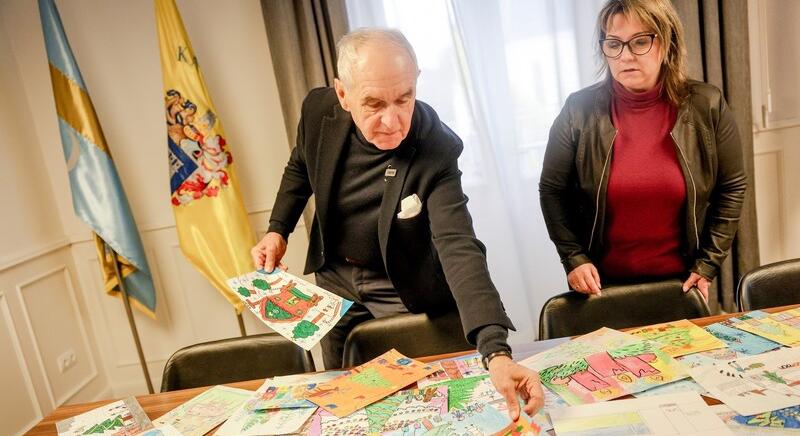 Gyerekrajzokat válogattak az adventre