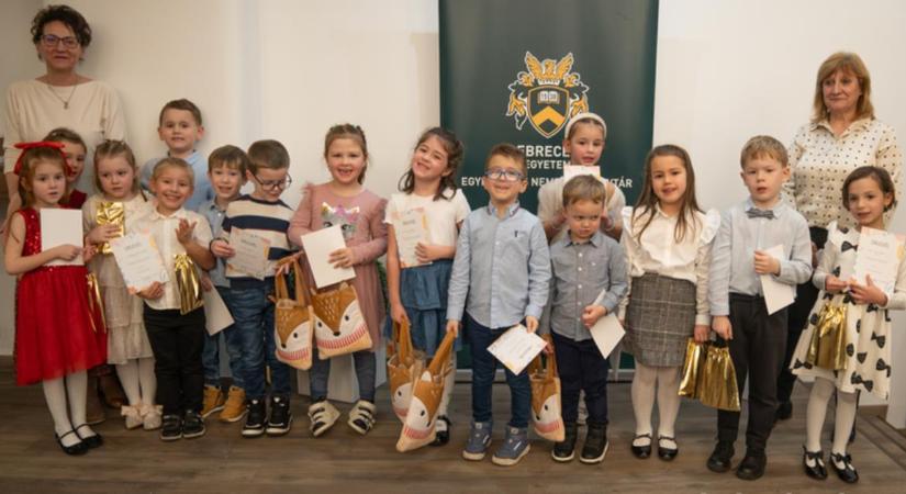 Hol volt, hol nem volt bátorság a debreceni mesemondóverseny pici résztvevőiben – videóval