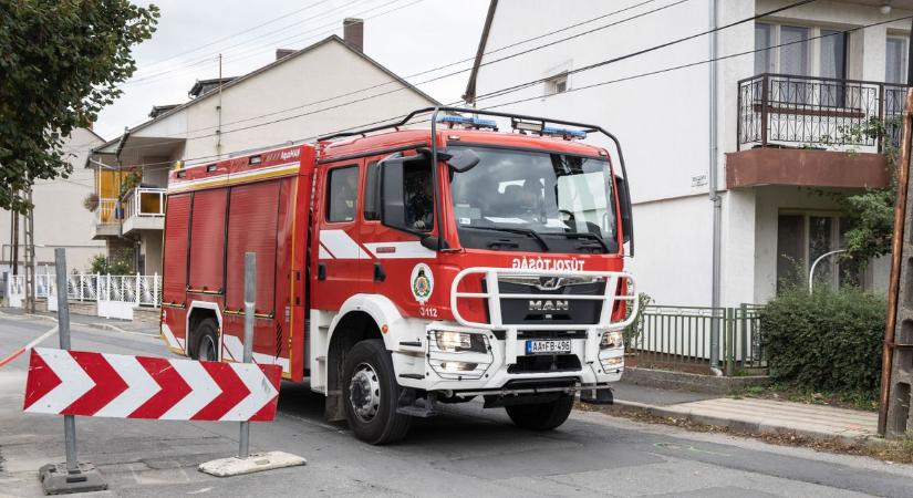 Idős ember került bajba, villanykályhán felejtett pokróc gyulladt ki