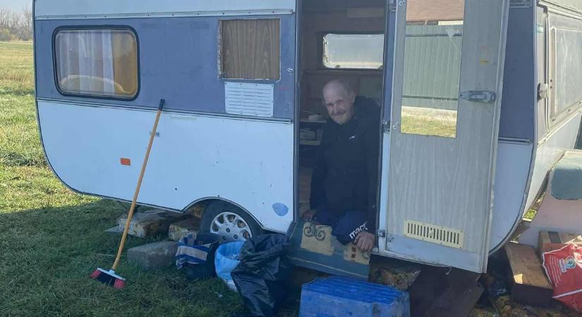 Halálra fagyhat a lakókocsijában József, a láb nélküli kertész