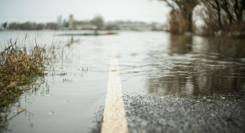 Erős árvízveszély van ennél a magyar folyónál: már a Honvédség is segít a védekezésben