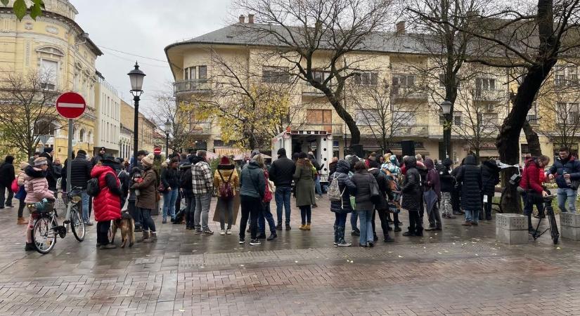 Börtönt követelnek Rozi kutya kínzójának, hatalmas tömeg gyűlt össze a bíróság előtt