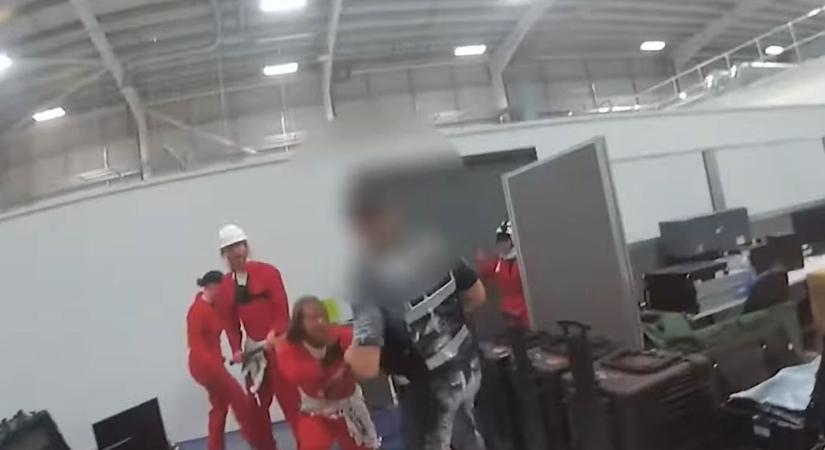 Sokkoló felvétel: pöröllyel csapott le egy földön fekvő rendőrre a palesztinpárti aktivista