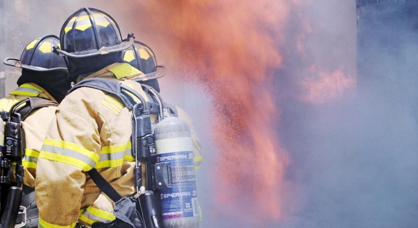 Bambuszállványzat miatt gyulladt ki egy lakótömb Hongkongban, többen életüket vesztették – VIDEÓ és friss adatok!