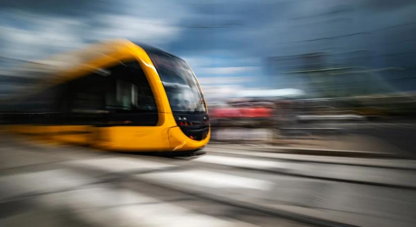 Tragikus baleset Újpesten: villamosgázolás a megállóban