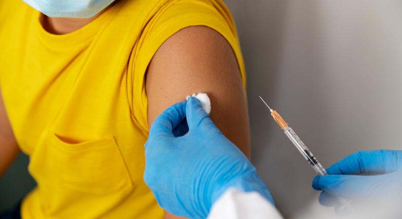 Ingyen kérhető a frissített COVID-vakcina a háziorvosoknál