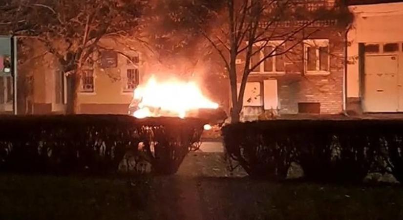 Óriási robbanás rázta meg Esztergomot, lángokban áll egy autó - Megrázó fotó