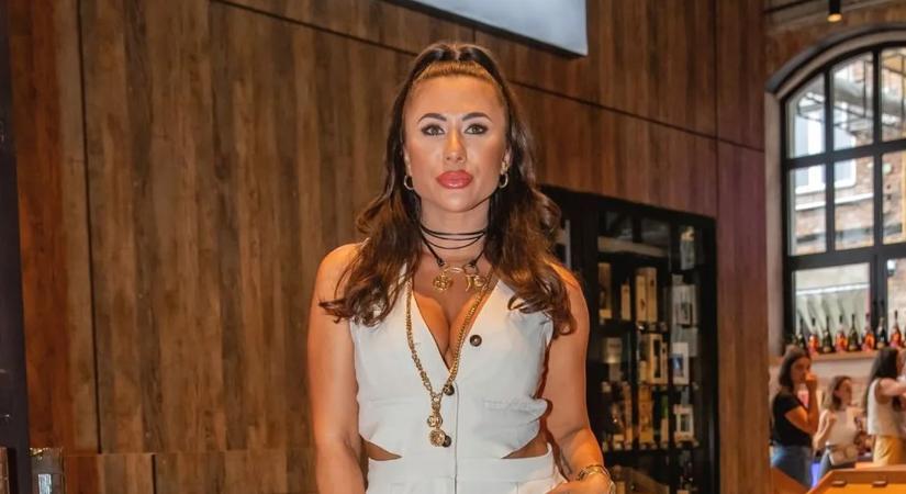 Lyukas ruhában pózol Megyeri Csilla, eszméletlenül szexi a kismama