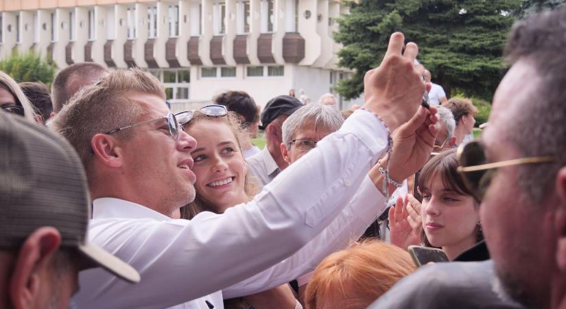 Újabb celebet szúrtak ki maguknak a Tiszások, durva élményekről számolt be az ismert művész