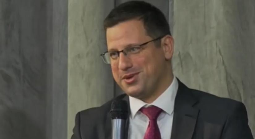 Kiderült, hogy Gulyás Gergely szed-e valamit a Kormányinfók előtt