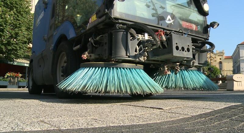 Takarítják a várost, parkolókat zárnak le