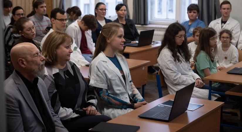 A Juhász Gyula iskola új büszkesége, átadták a Richter-tantermet — milliós támogatásból kaptak új labort a legkisebbek