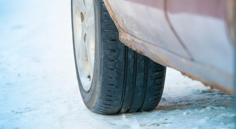 3 év börtönt kapott a hazai BMW-s, mert nyári gumi volt az autóján