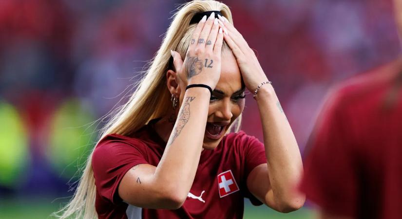 Új szintre emelte a vetkőzést a világ legszexibb focistanője