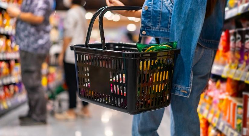 Nagyon nem tetszik a nőnek, hogy a párja a közös számlájukból fizeti a gyerekei étkeztetését