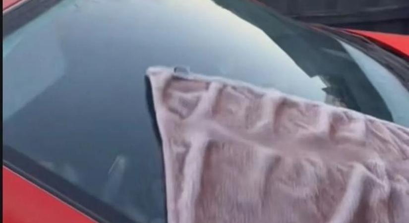 Pofonegyszerű trükk, így jégmentesítsd a szélvédőt!