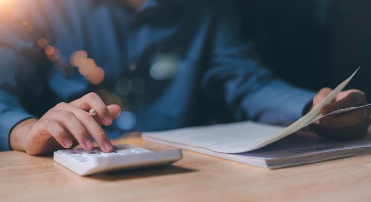 Adócsökkentő csomagot tett a mikuláscsizmába a kormány