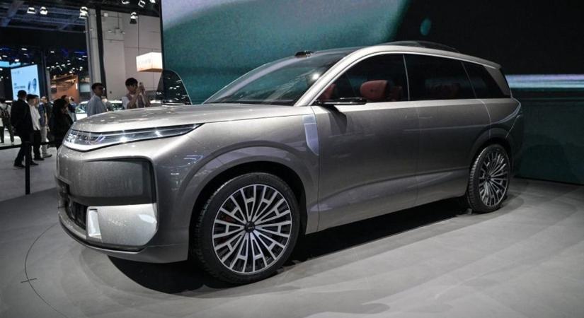 Rossz hírt közölt a Szegeden gyárat építő BYD: csúszik az új szuperautó, amire mindenki várt – videón a Dynasty-D