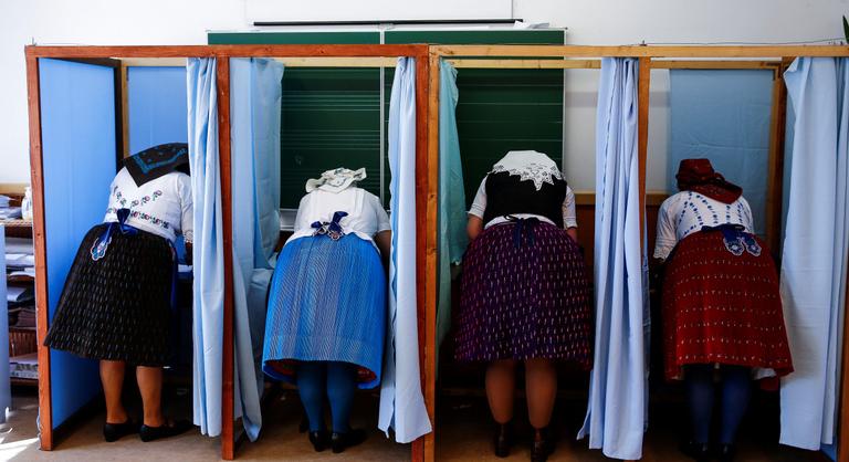 Magyarországon a demokrácia eszméje másodlagos, személyi kultuszok csapnak össze