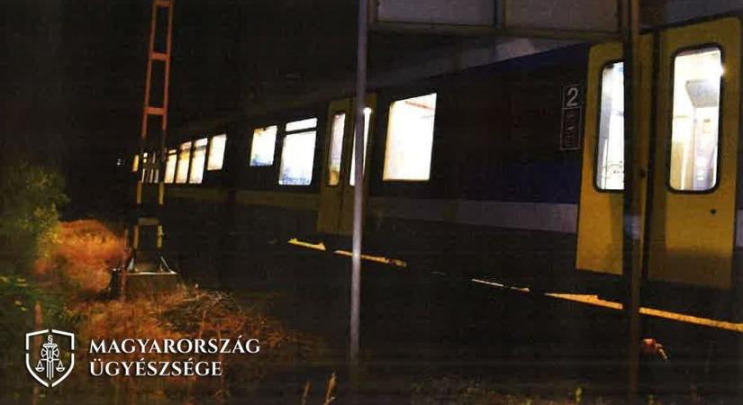 Vészfékezésre kényszerült a Budapest felé tartó vonat egy ittas férfi miatt