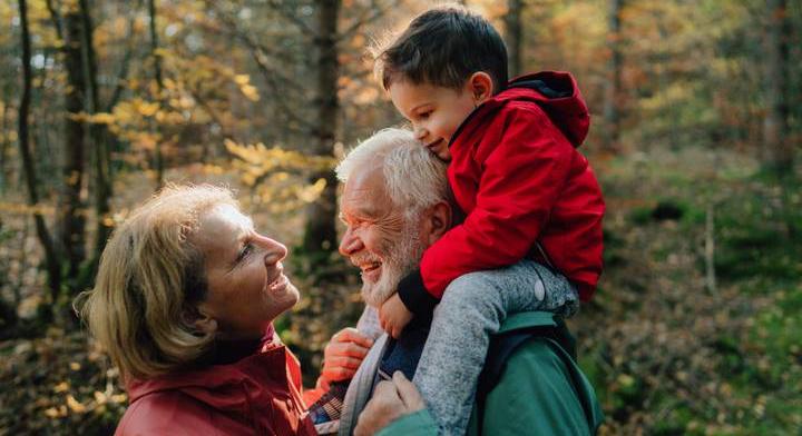 Ezért szeretik jobban a nagyszülők az unokáikat, mint a saját gyerekeiket