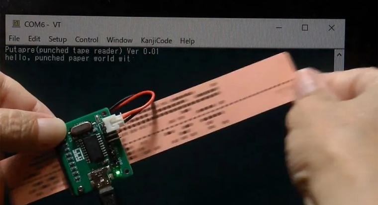 Modern csavarral éled újjá a lyukkártyás korszak: egy rajongó perforált szalagos olvasót épített