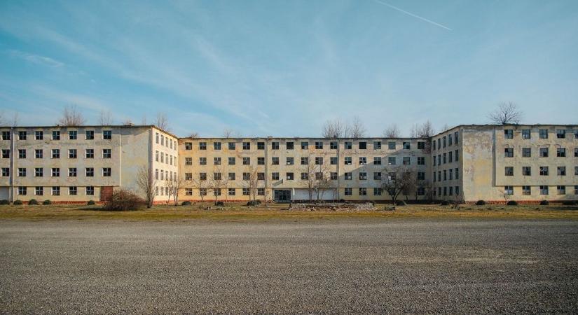 Hátborzongató lelet a szovjet laktanyában: ezért állnak hegyekben a cipők az omladozó kiskunmajsai épületben – fotók