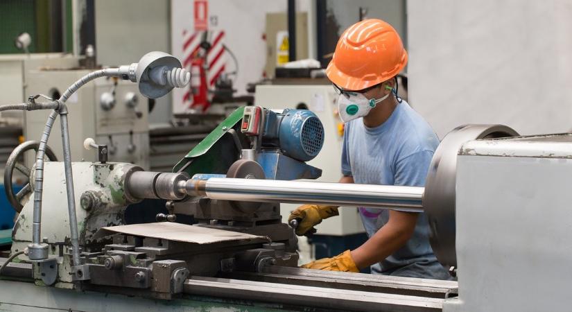 A kormány tényleg betett a vendégmunkásoknak, de ezzel meg a piacnak és a kisebb cégeknek árt