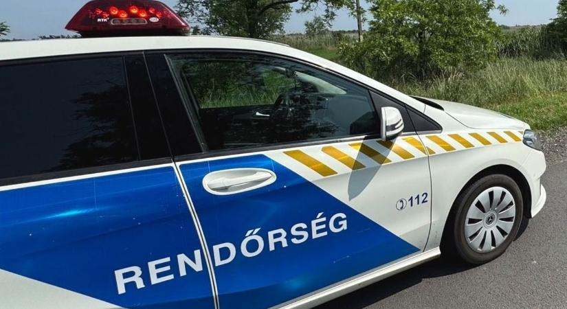 Szalagkorlátnak csapódott egy autó az M3-ason