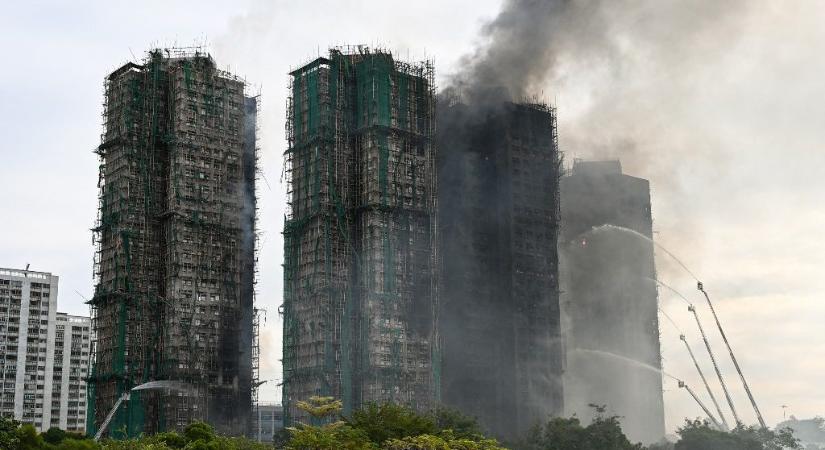 Hongkongi tűz: 44 halott, több szász eltűnt