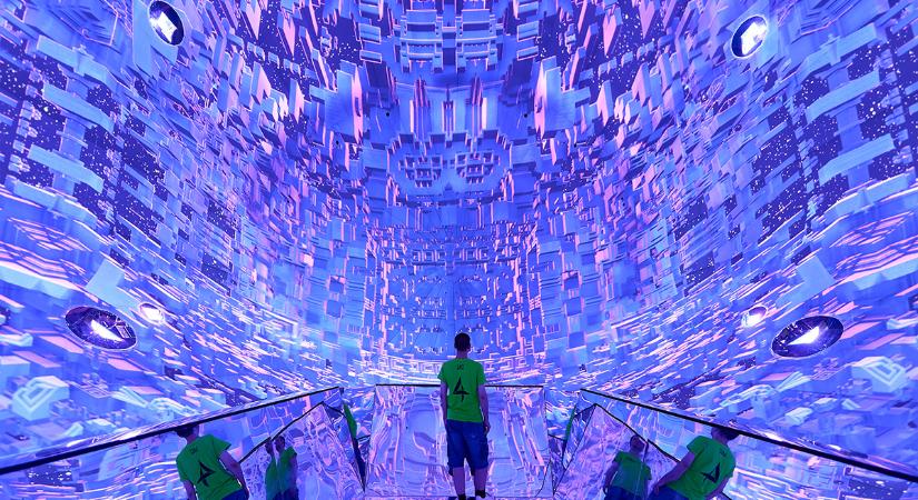 Hipnotikus látványok és tudományos kísérletek a szemünk előtt – megnéztük a Light Art Museum aktuális kiállítását