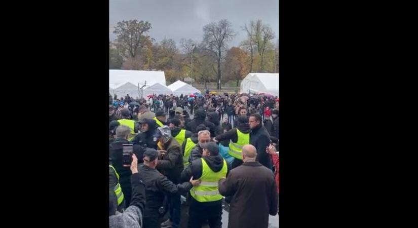 SRCE: A rendőrség közölje, azonosította-e már a képviselők támadóit, és miért reagált késve