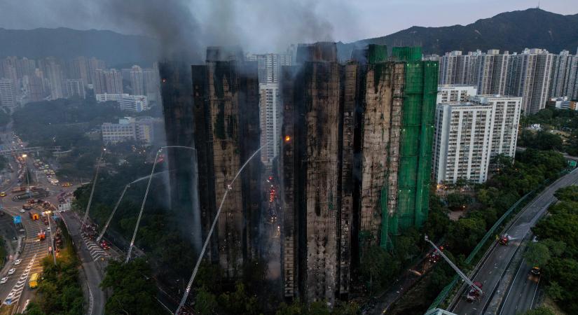 Hongkongi tűzvész: legalább 44 halott, több száz eltűnt a három toronyházban
