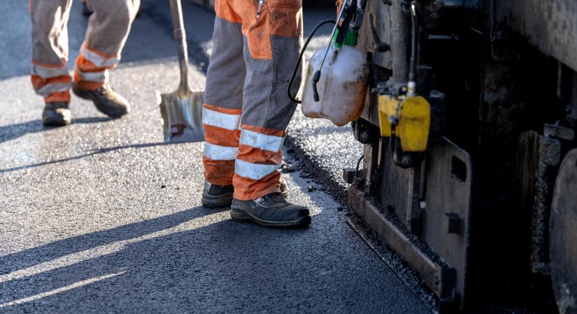 Új aszfaltréteget kapott a Kunbajai út egy szakasza Bácsalmáson